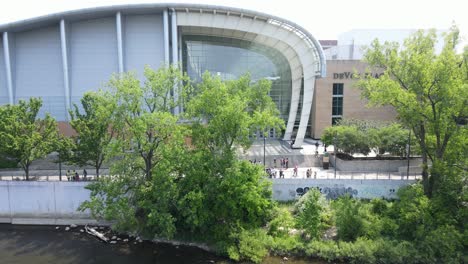 modern devos platz entlang des grand river in grand rapids michigan, usa, luftansicht