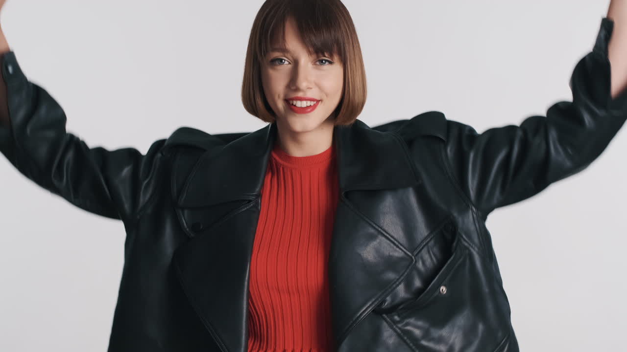 젊은 여성이 포즈를 취하고 옷을 보여줍니다.