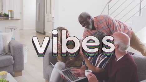 Vibes-Text-Vor-Zwei-älteren,-Unterschiedlichen-Paaren,-Die-Lächeln,-Während-Sie-Zu-Hause-Gemeinsam-Einen-Laptop-Benutzen