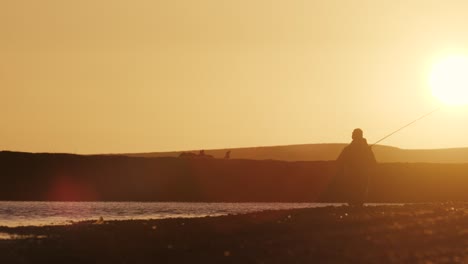 Pesca-Con-Mosca-Durante-El-Amanecer-En-El-Sur-De-Argentina-Con-Río-Tranquilo-Y-Destello-De-Lente