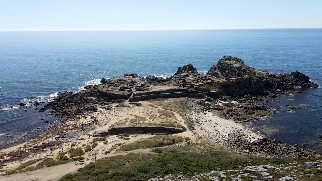 갈리시아 해안의 모래 지협에 의해 지구와 분리된 작은 반도에 위치한 전통적인 켈트 건축의 항공 영상