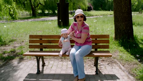 niña pasando un buen rato con la abuela