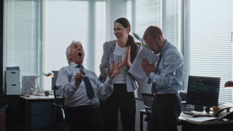 equipo de negocios celebrando el éxito