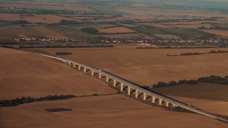 Vista-Aérea-Del-Puente-De-La-Carretera-En-El-Campo-Con-Campos-De-Naranja