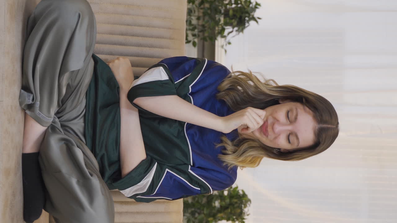 흥분한 젊은 여성의 초상화의 수직 비디오.