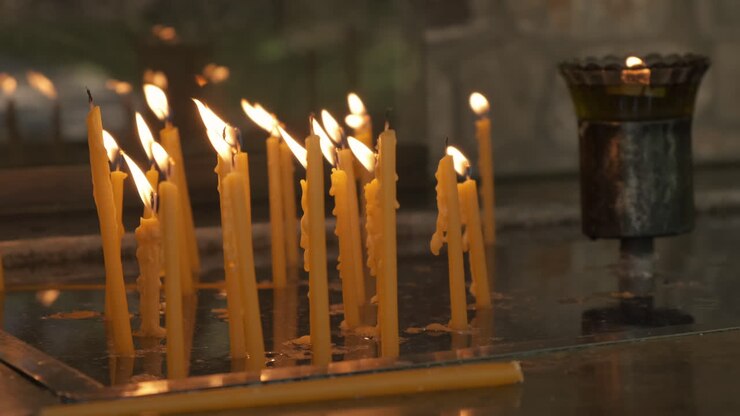 Gruppo di candele accese in una chiesa greca