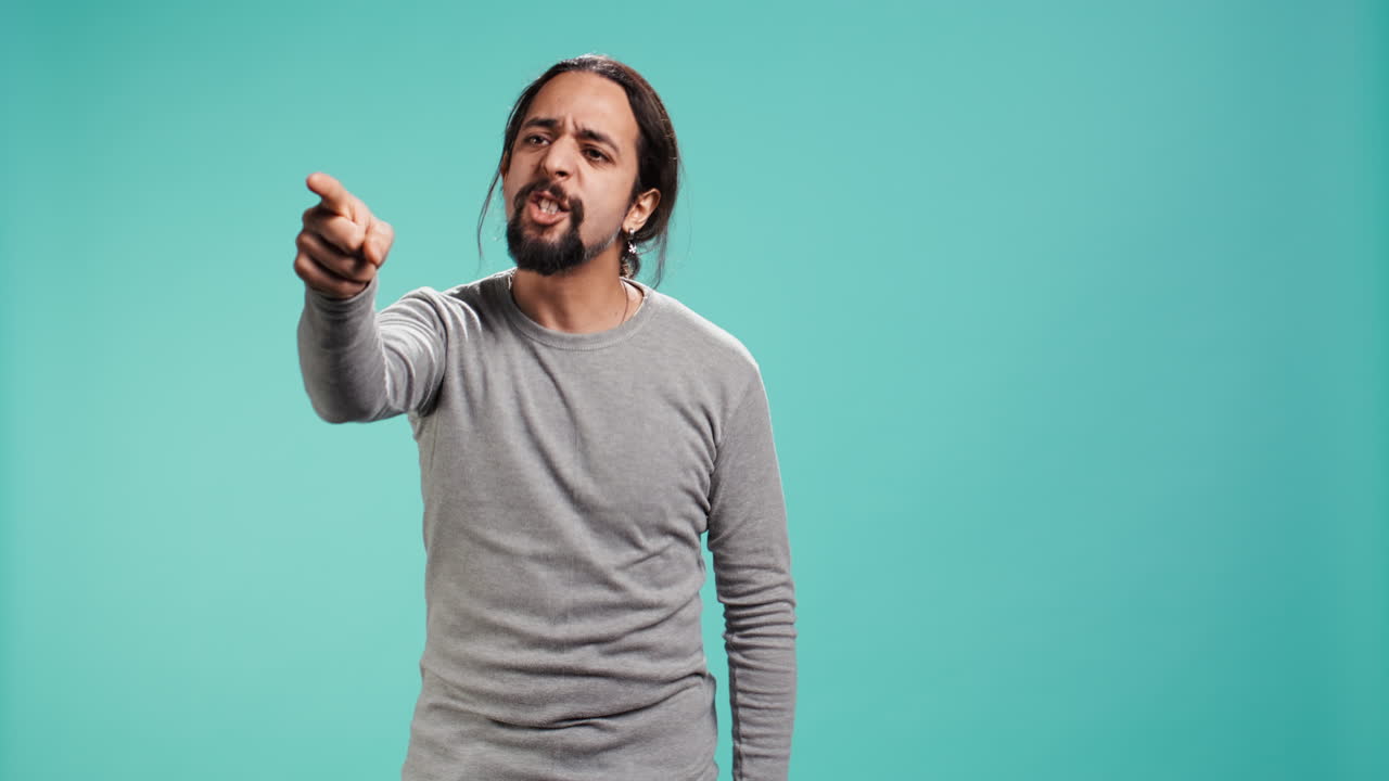 hombre enojado peleando con un amigo por debacle, señalando con el dedo