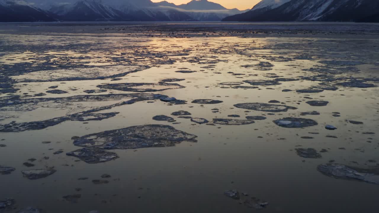 새벽에 알래스카의 놀라운 풍경을 보여주는 공중 영상