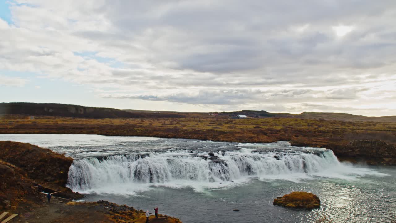 pasamos por la hermosa cascada de faxi en el campo de islandia y lentamente revelamos un largo río que atraviesa un paisaje pintoresco.