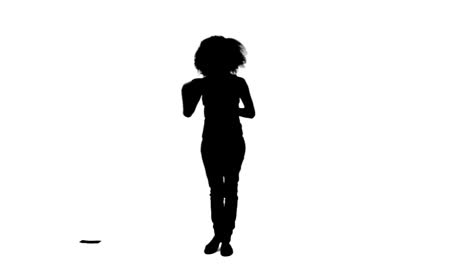 silhouet van een vrouw die biljetten gooit
