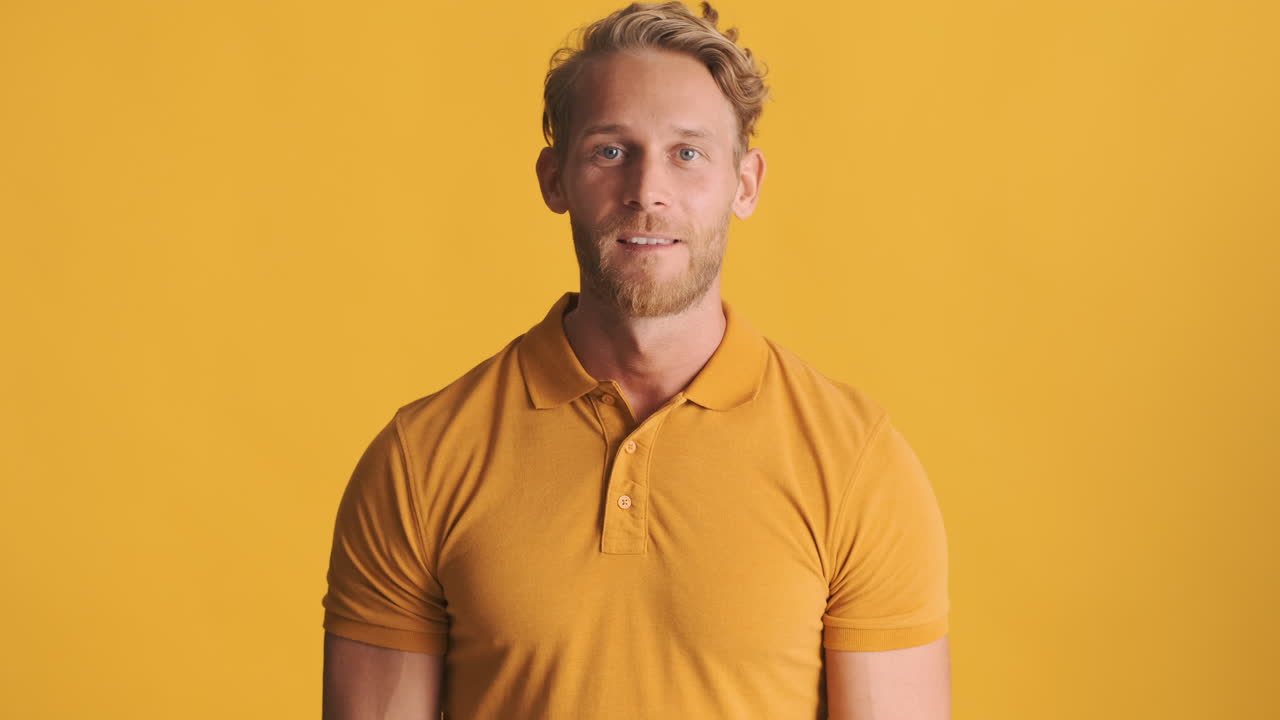 feliz hombre guapo dando pulgares hacia arriba y mostrando una gran sonrisa