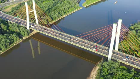 Luftdrohnenflug-Von-Oben-Nach-Unten-Blick-Auf-Die-Belebte-Hauptverkehrszeit-Der-Autobahn