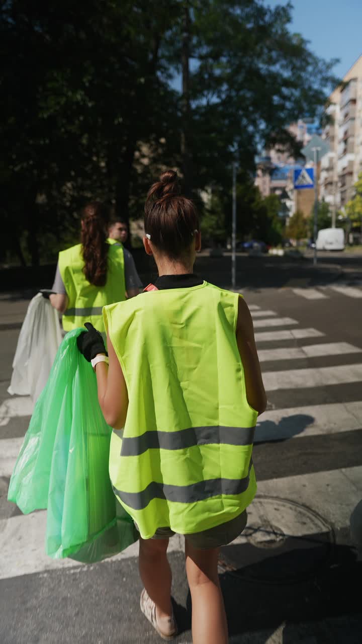 voluntarios de la comunidad limpiando una calle de la ciudad