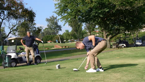 Tiro-En-Cámara-Lenta-De-Un-Golfista-Masculino-Jugando-Al-Tee-Shot