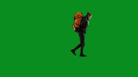 hombre con mochila en la pantalla verde