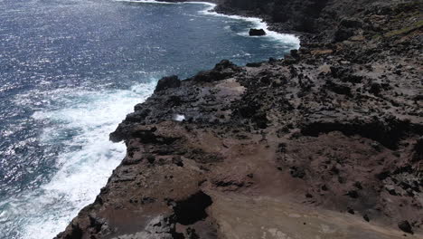 Paisaje-De-Espiráculo-Nakalele,-Vista-Aérea-De-La-Costa-Rocosa-Volcánica-De-Maui,-Hawaii