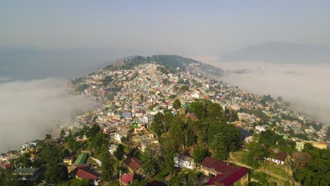 ciudad de montaña cubierta de niebla