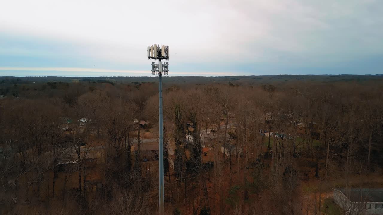 toma aérea de una torre de teléfono celular en un bosque