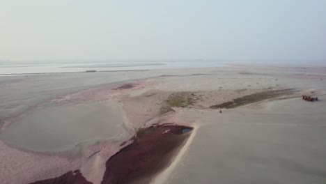 vista aérea de hermosos colores en el lado del río gujarat en chenab en pakistán