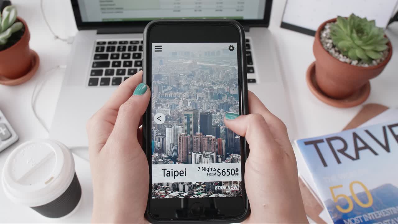 여행 패키지를 보고 있는 스마트폰을 들고 있는 여자