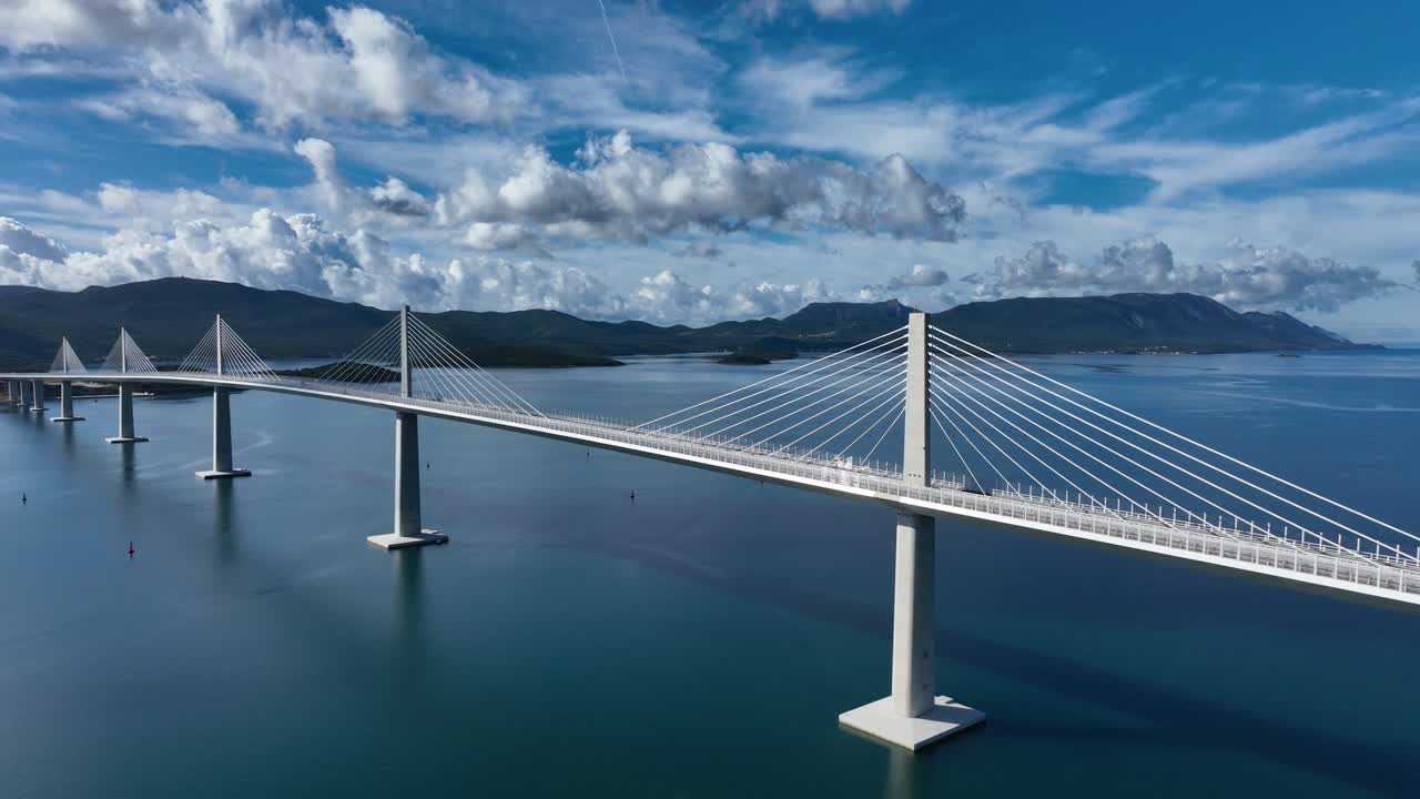 크로아티아의 아드리아 해 위에 있는 대칭적인 펠레자크 다리의 놀라운 공중 사진