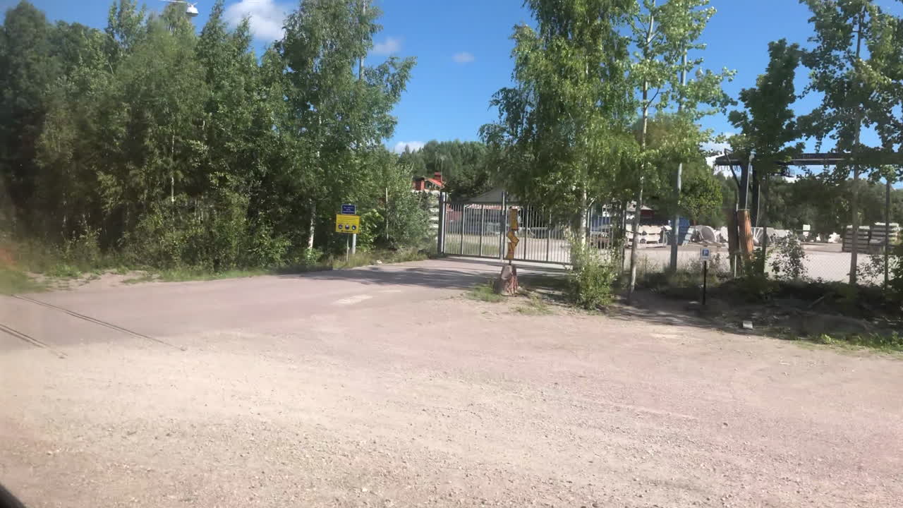 mirando a través de las ventanas de un viejo tren naranja - vagón que se está moviendo, fuera de algunos edificios que pasan