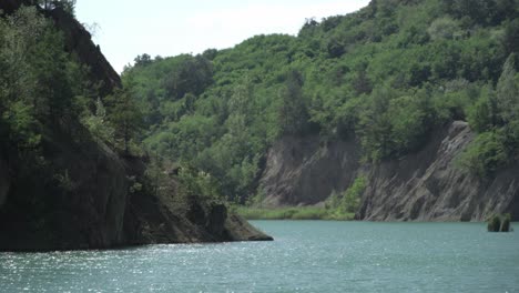 Schöner-See-Mit-Blauem-Wasser-Im-Sommer