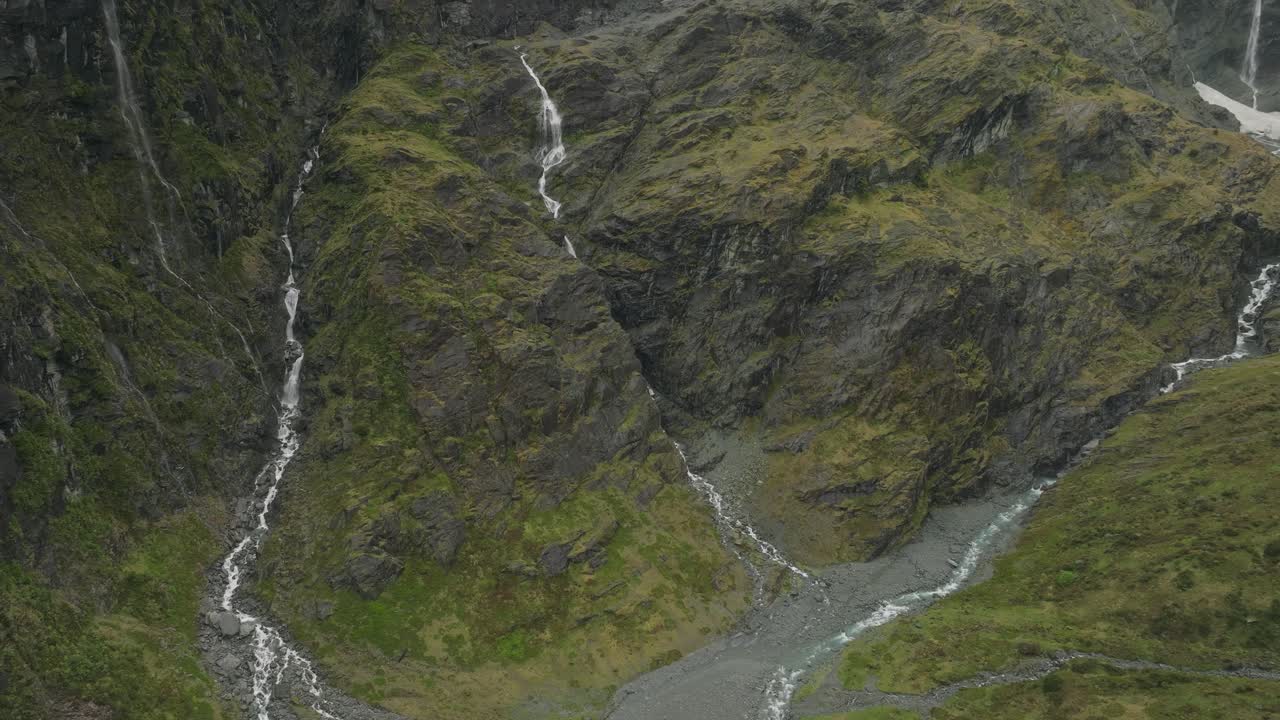 arroyos de montaña que desembocan en el valle natural de nueva zelanda, visto desde arriba