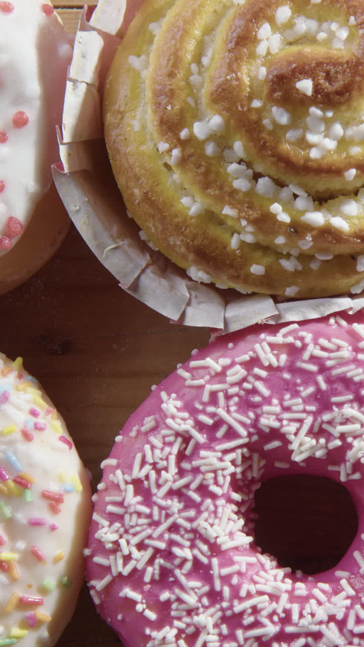 deslizador de primer plano vertical sobre rosquillas sabrosas como la mano elige uno rosa