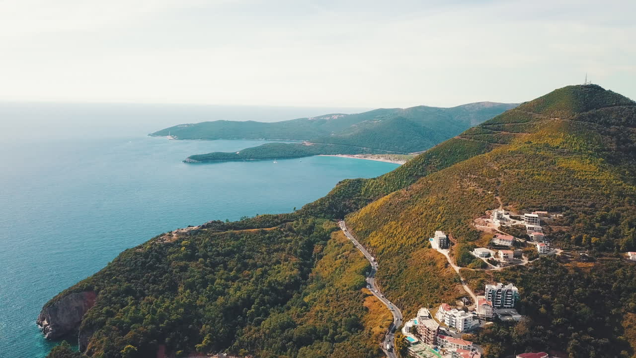 코토르 만의 아름다운 산들의 공중 촬영