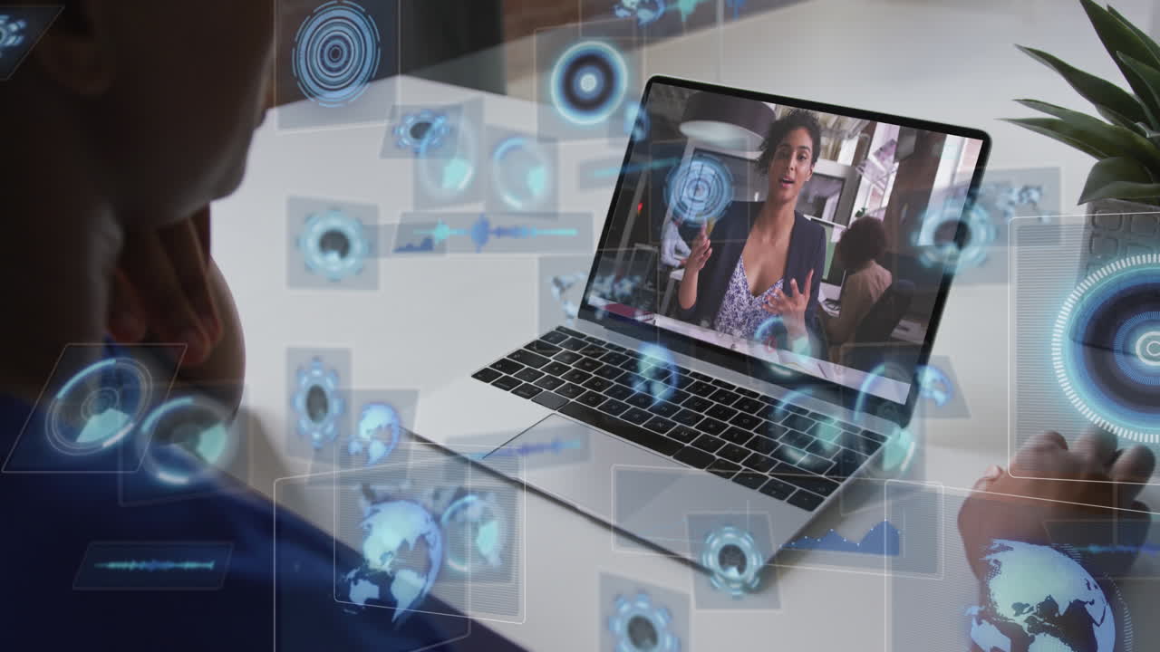 animación de procesamiento de datos sobre diversas personas de negocios en llamada de video portátil