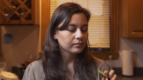 joven de raza mixta asiática feliz comiendo una rebanada de pepino. dieta saludable.