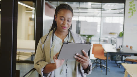 Glückliche-Afroamerikanische-Geschäftsfrau-Mit-Tablet-Im-Büro,-Zeitlupe