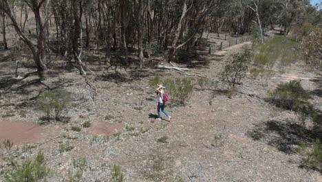 cerrar antena siguiente niña caminando hacia el bosque