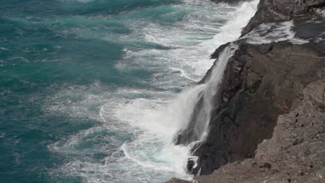 Chorro-De-Agua-De-La-Cascada-Bosdalafossur-En-Los-Acantilados-De-Leitisvatn-Y-Trælanípa-En-Vágar,-Islas-Feroe