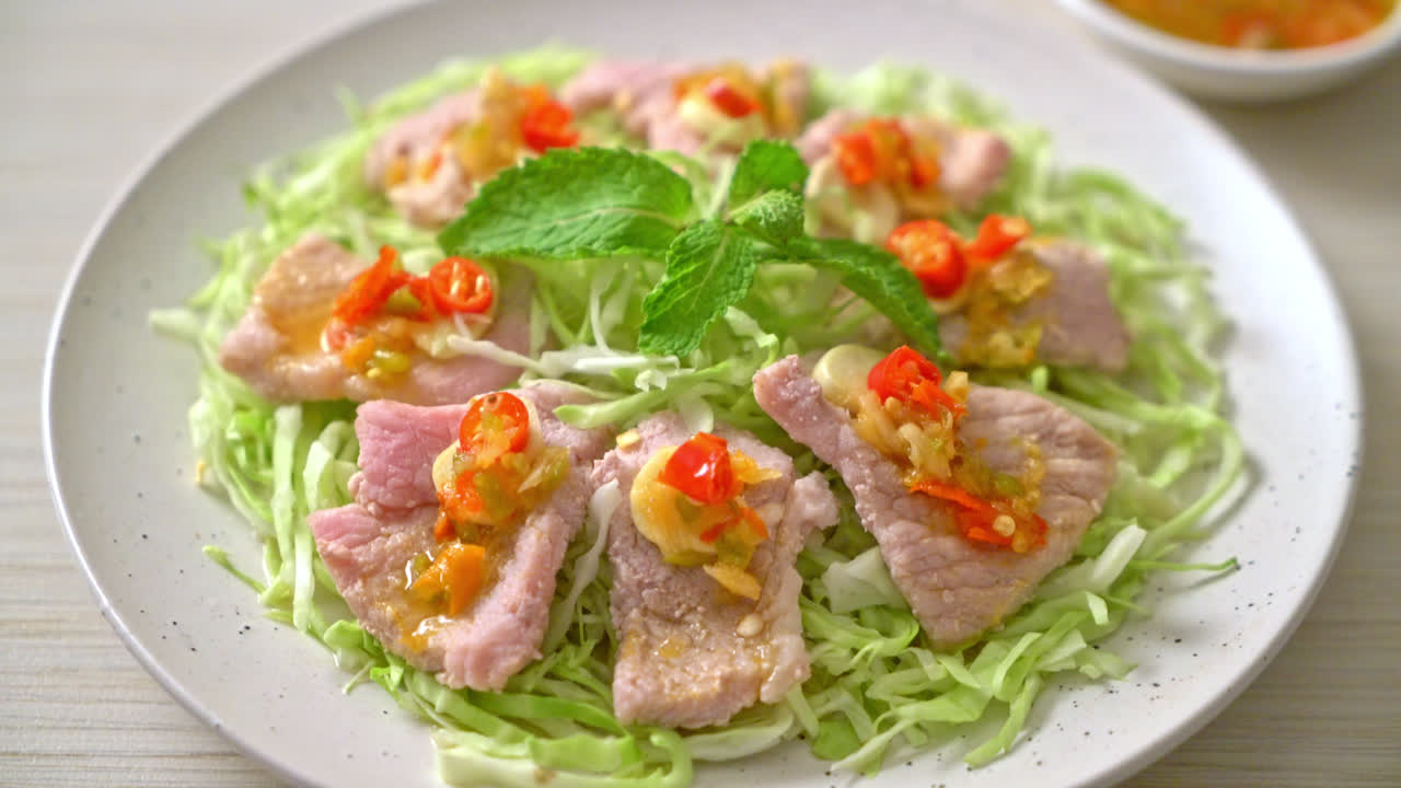 매운 돼지고기 샐러드 또는 라임 마늘과 칠리 소스를 곁들인 삶은 돼지고기