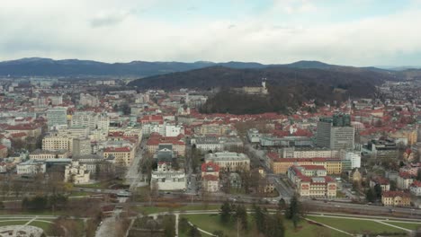 toma aérea de camiones a lo largo de la ciudad de ljubljana, la capital de eslovenia