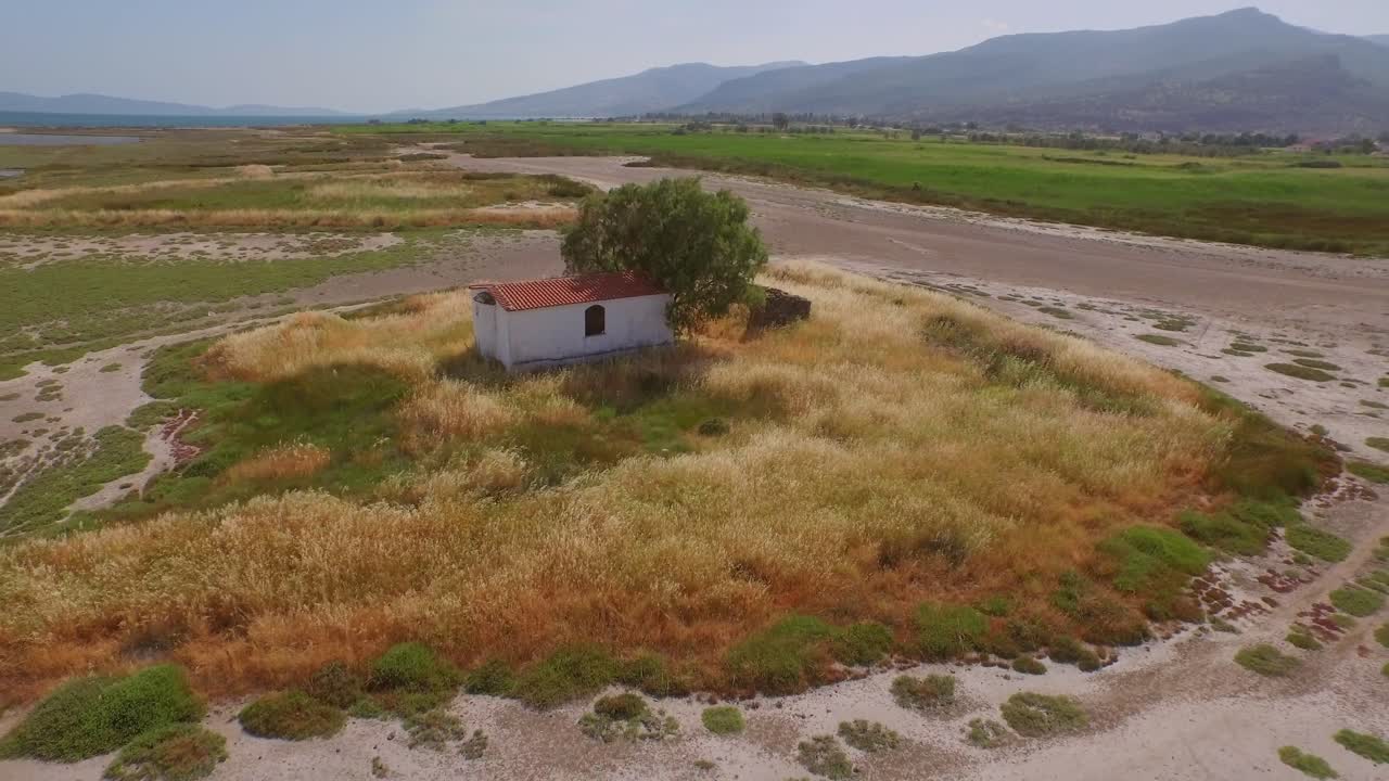 antena: un delta de un río con un puente de carretera que lo atraviesa y algunos edificios agrícolas