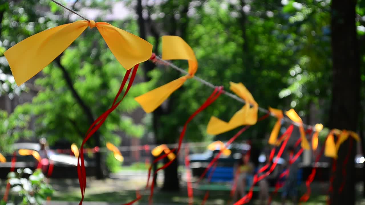 Fitas em uma corda, parque. Fotografia no verão