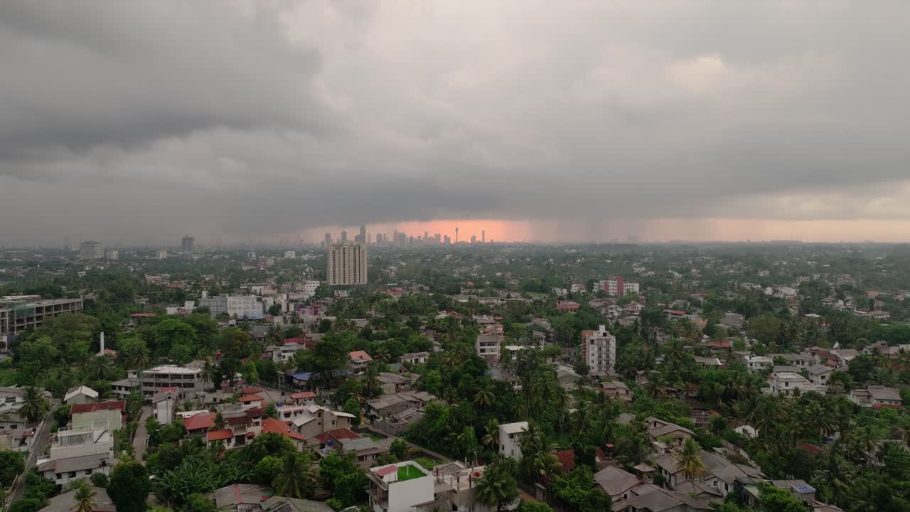 imágenes aéreas de la ciudad de colombo, sri lanka, puesta de sol con tormentas eléctricas acercándose