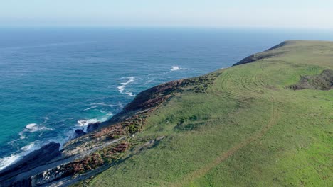 Toma-Aérea-De-Hermosas-Tierras-Altas-En-La-Costa-Española-De-Playa-De-Tagle