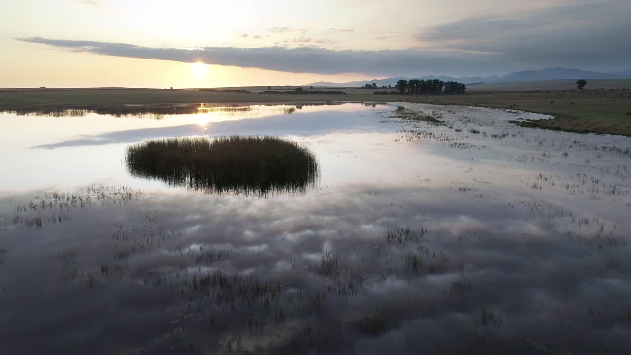 impresionante reflejo del atardecer sobre un lago tranquilo