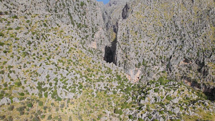 Ripresa iniziale con drone delle montagne di Maiorca, Serra de Tramuntana, con il Mar Mediterraneo sullo sfondo