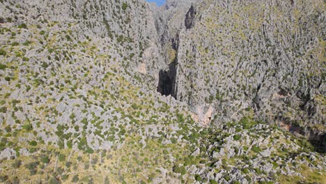 Disparo-De-Apertura-De-Drones-Montañas-De-Mallorca-Serra-De-Tramuntana-Mar-Mediterráneo-En-La-Procedencia