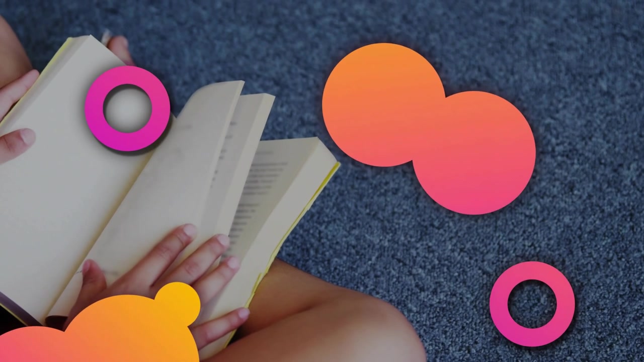 Bambino che legge un libro seduto su un pavimento in moquette