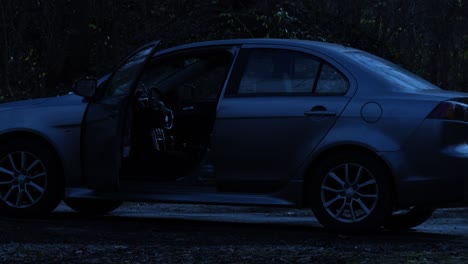 coche de saloon vacío parpadeando luces de advertencia de peligro abandonado por la noche en una carretera remota