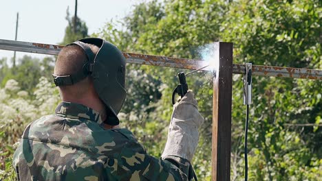 Reparador-En-Cámara-Lenta-Construye-Cerca-De-Casa-Usando-Máquina-De-Soldar