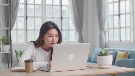 집에서 일하는 여성