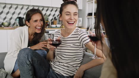 Handheld-Video-Von-Freunden,-Die-Zu-Hause-Lachen-Und-Wein-Trinken