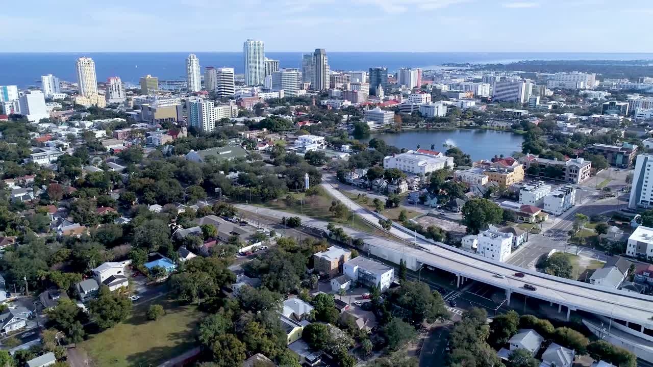 i-375에서 남동쪽을 바라보는 플로리다 주 세인트 피터스버그 시내의 4k 공중 비디오